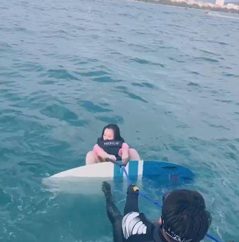 张靓颖分享假期冲浪vlog 多次挑战后终于站了起来
