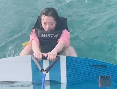 张靓颖分享假期冲浪vlog 多次挑战后终于站了起来