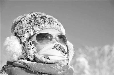 雪地撒欢乐趣多 别忘提防雪盲症