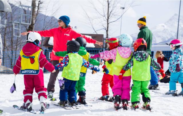 “雪道尽头是骨科”冲上热搜！冰雪运动这么危险？