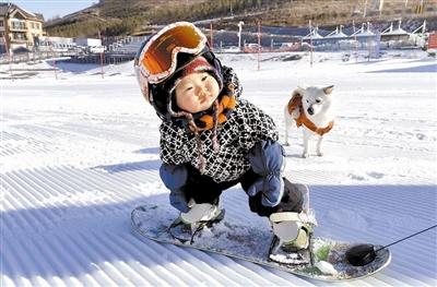 冬奥会开幕式短片中小宝宝和小狗驰骋雪场的场景火遍全网 一岁天津娃 萌翻冰雪圈