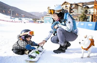 冬奥会开幕式短片中小宝宝和小狗驰骋雪场的场景火遍全网 一岁天津娃 萌翻冰雪圈