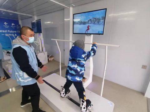 VR滑雪机、桌上冰壶……海淀区冬奥文化广场尽显“科技范儿”