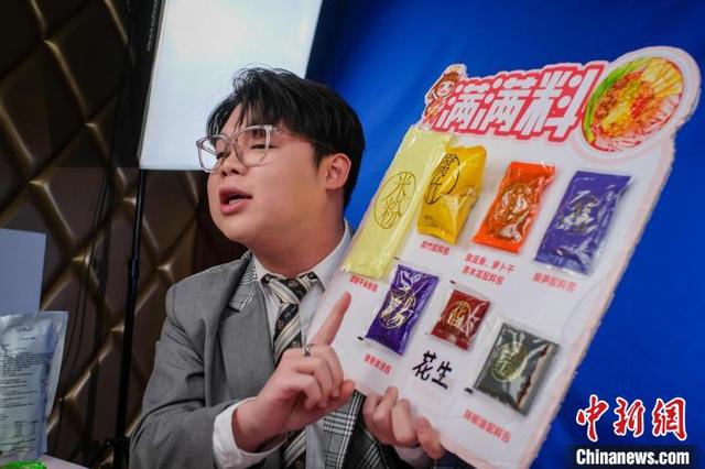 广西柳州螺蛳粉企业全线复工复产 电商主播日夜带货