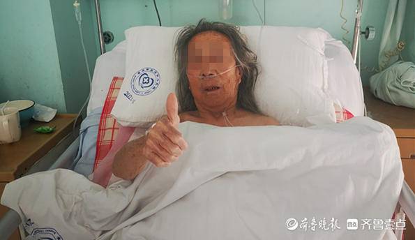 胶州98岁老人手术治好髋部骨折，她为医生竖起大拇指