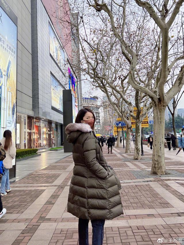 王祖蓝昨天在上海人广来福士门口帮老婆拍照，二人甜蜜过情人节