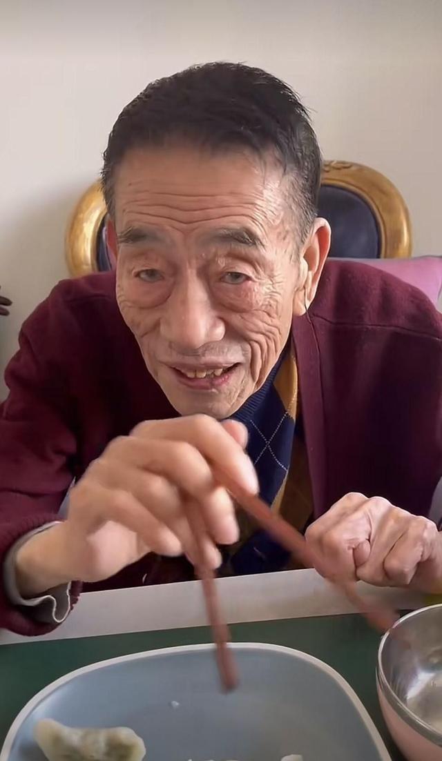 90岁杨少华近况曝光，宅家过元宵吃饭拿不稳筷子，自曝体重仅84斤