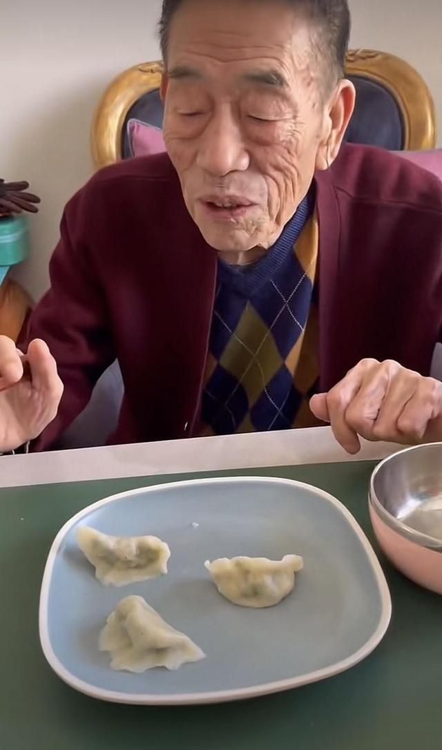 90岁杨少华近况曝光，宅家过元宵吃饭拿不稳筷子，自曝体重仅84斤