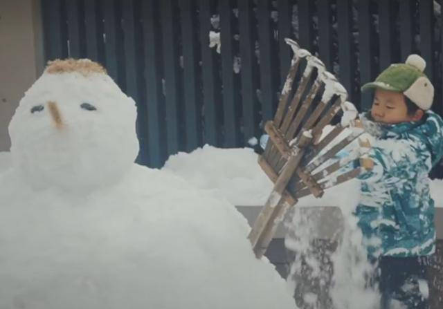 孙莉晒一家四口堆雪人 首次公开儿子正脸