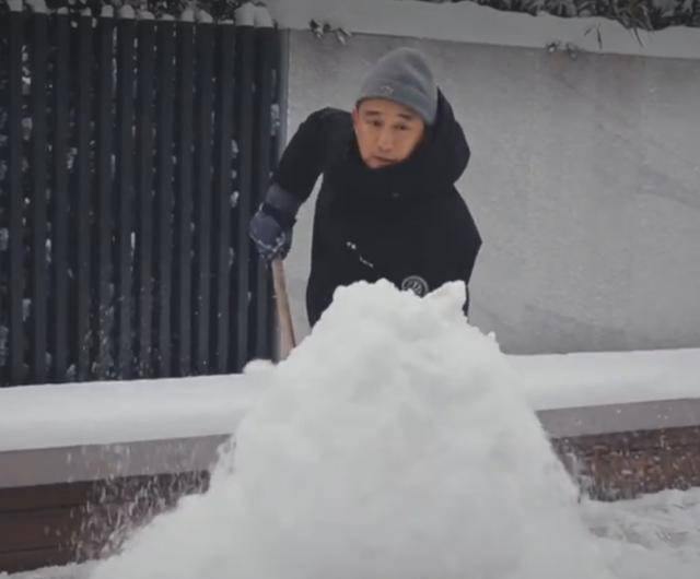 孙莉晒一家四口堆雪人 首次公开儿子正脸