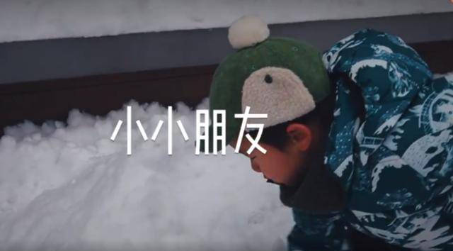 孙莉晒一家四口堆雪人 首次公开儿子正脸