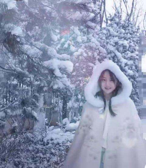 田亮女儿森碟穿白色斗篷置身雪景 对镜甜笑亭亭玉立
