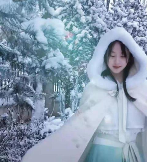 田亮女儿森碟穿白色斗篷置身雪景 对镜甜笑亭亭玉立