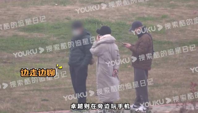 周迅带绯闻男友回老家，与父母散步闲聊，两人相处好像老夫老妻