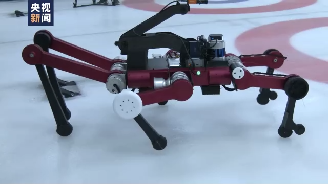 冰壶六足机器人亮相北京冬奥会“冰立方”