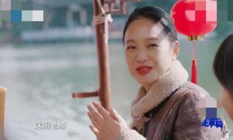姜文妻子周韵与韩雪同框录制节目 打扮朴素气质优雅