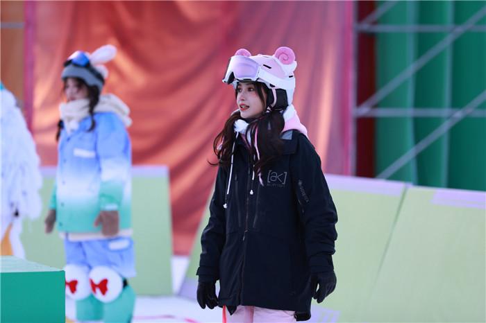 上海女星杨颖滑雪实力惊人！晒最新滑雪美照 一身粉色神似美羊羊