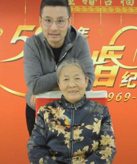刘和刚晒与妈妈合照眉眼神似 呼吁大家善待自己的母亲