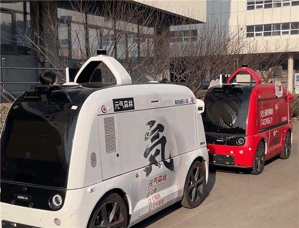 机器人也要面子 北京街头两辆无人售卖车运营时吵架