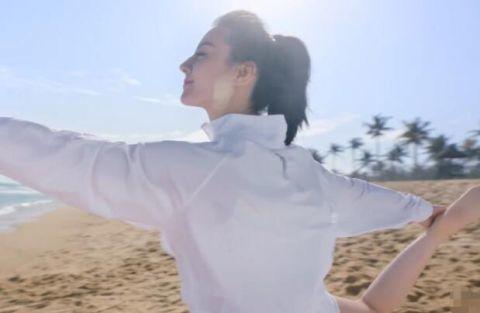 迪丽热巴现身海滩光脚做瑜伽 展示高难度动作轻松自如