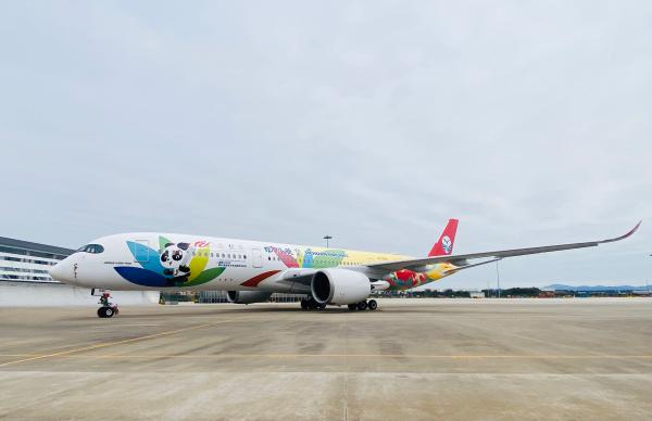 抢先看！ 川航A350“大运号”主题涂装飞机亮相_中国政务