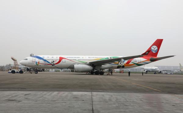 抢先看！ 川航A350“大运号”主题涂装飞机亮相_中国政务