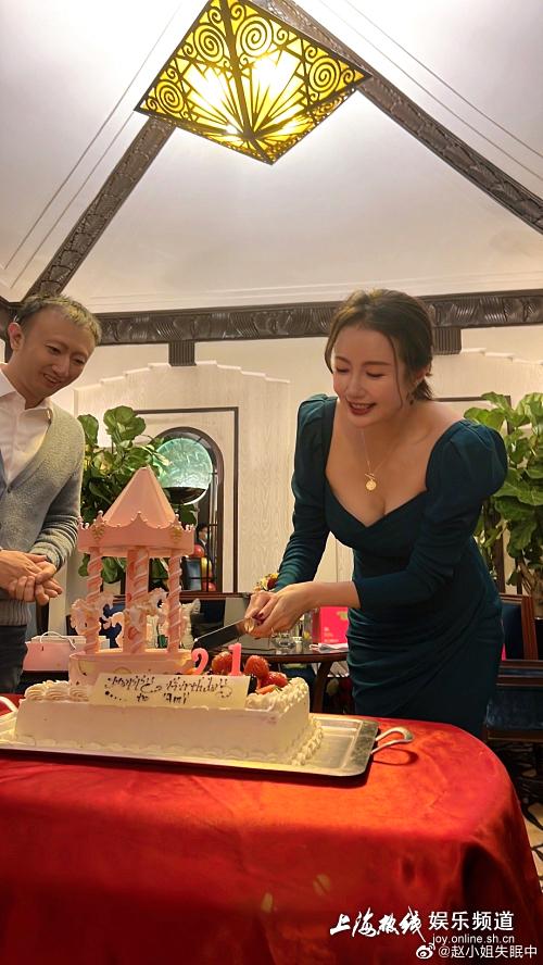 上海前SMG美女主播赵小姐过44岁生日，和老公秀爱，合影主持人!