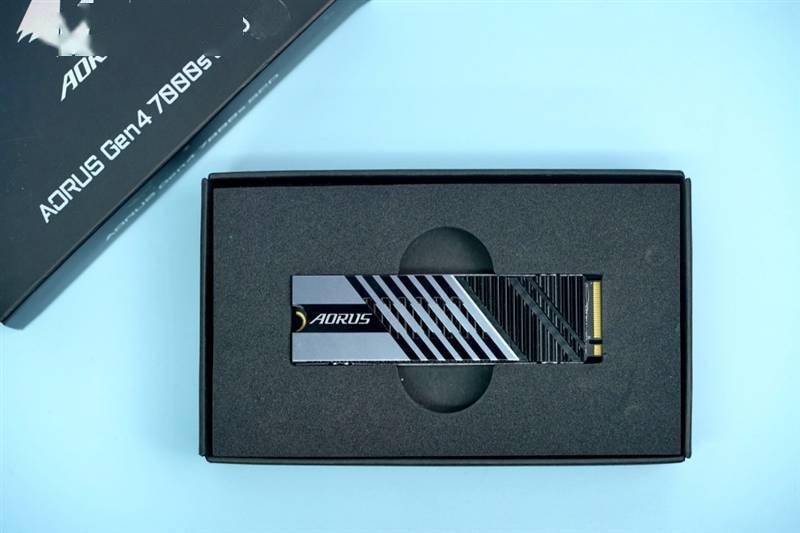 性能、温度超常发挥！技嘉钛雕AORUS Gen4 7000s 1TB SSD评测