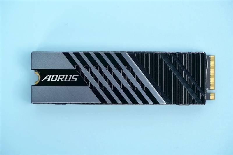 性能、温度超常发挥！技嘉钛雕AORUS Gen4 7000s 1TB SSD评测