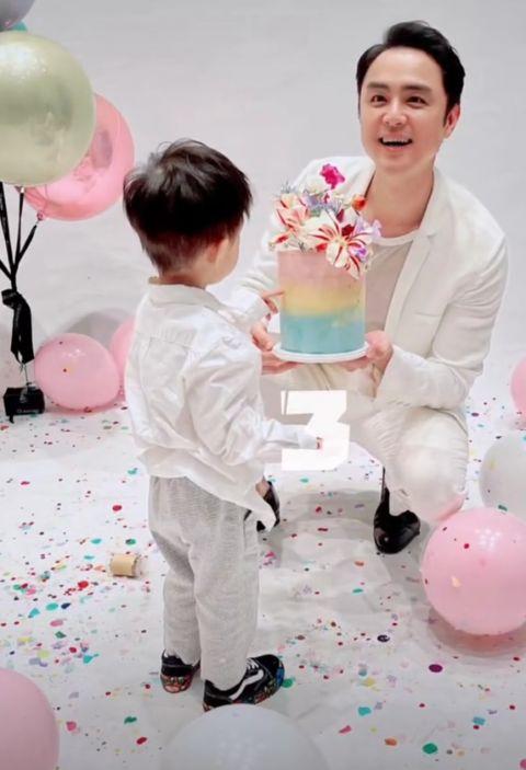 明道庆祝42岁生日晒照 2岁儿子给爸爸送蛋糕温馨有爱