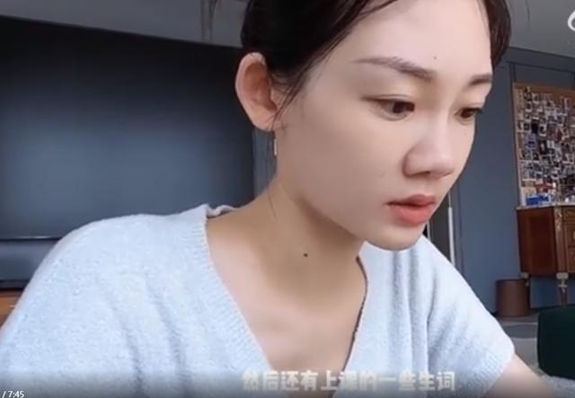 郑恺老婆为女儿苦学英文，豪宅曝光液晶电视抢镜，房间全是照片