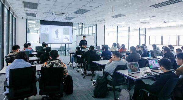 上海首个人工智能创新实训中心揭牌