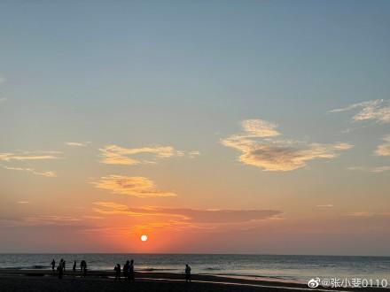 张小斐晒海边沙滩夕阳照 身穿纯白T恤看落日慵懒随性