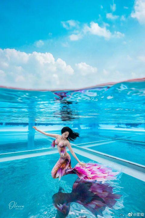 董璇称5岁女儿游泳天赋好 母女二人手牵手扮美人鱼