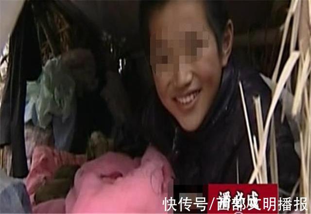 07年，13岁男孩至亲接连离世，亲戚为钱要抚养，却让他独自住狗窝