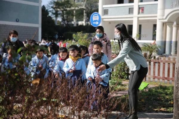 在崧泽校园“百草园”里学当小中医，学生心中播撒下传承传统中医药文化的种子