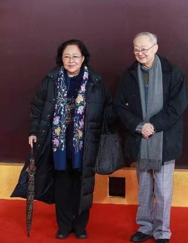斯琴高娃大17岁三婚老公在瑞士患癌去世！享年89岁，妻女陪伴在侧