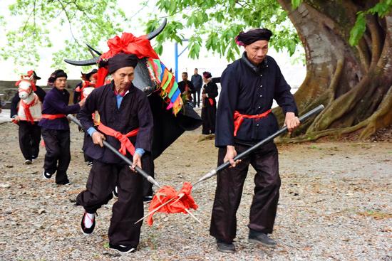 西林县坝盆村：党建引领风帆劲 乡村振兴绘新篇