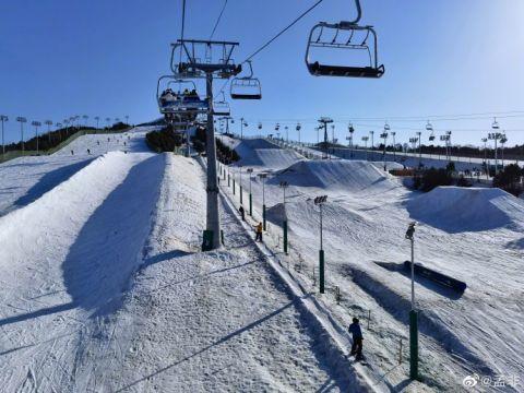 主持人孟非分享滑雪照 冰天雪地中享受度假生活