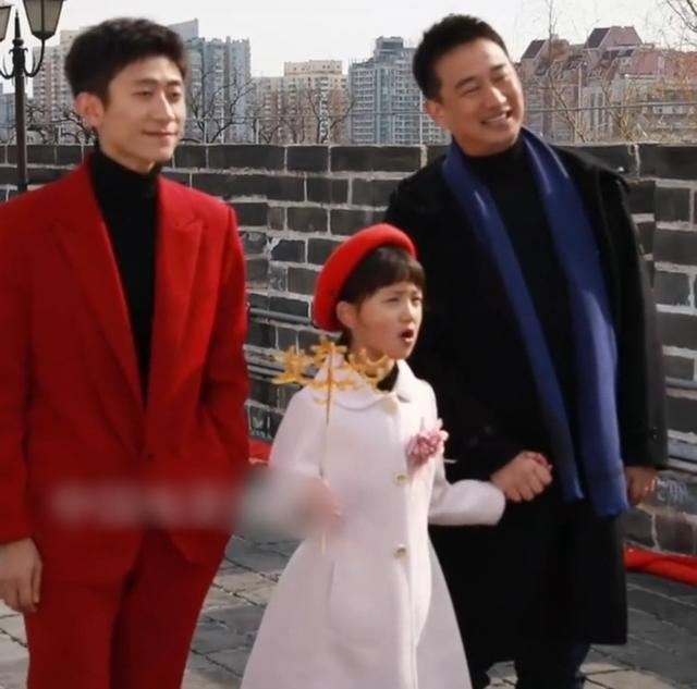 黄磊带小女儿和张一山拍MV，孙莉在场外指导，现场互动好恩爱
