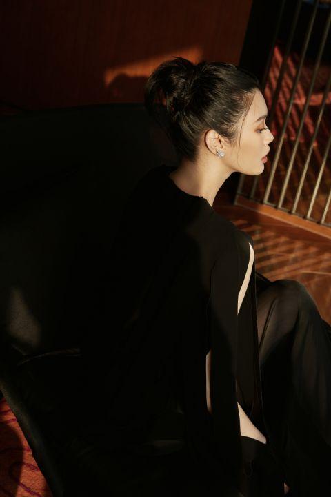 奚梦瑶活动造型写真释出 身着黑色薄纱飘带套装气质佳