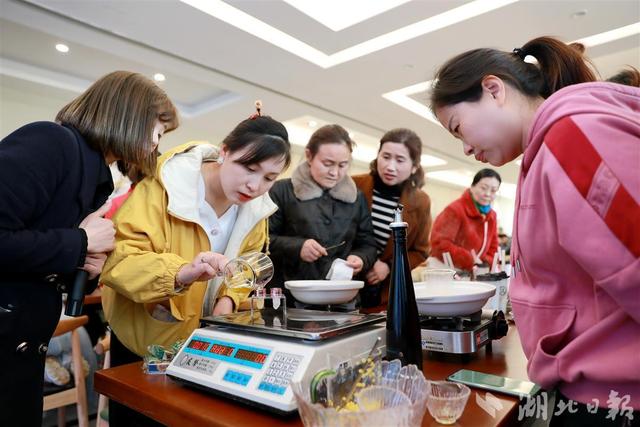 打卡乡村振兴产业基地，感悟奋进力量 这群女职工别样过节