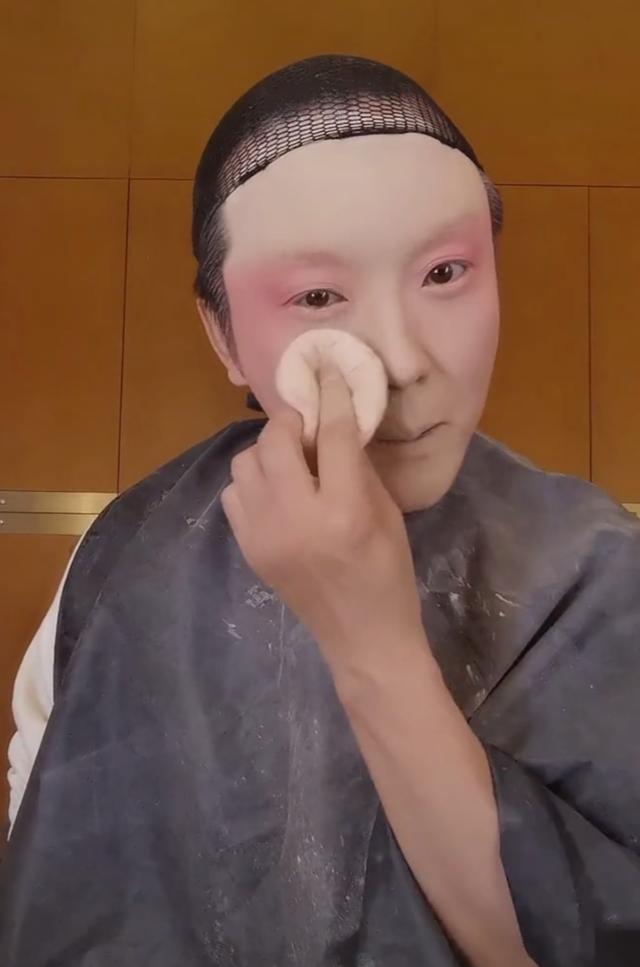 43岁李玉刚亲自化妆，粉底厚如城墙眼袋清晰可见，再扮女装惹期待
