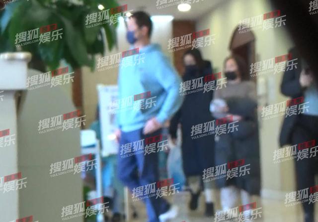 50岁李亚鹏又要当爸？带女友去医院产检，金喜挺着大肚子小心翼翼