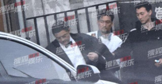 50岁李亚鹏又要当爸？带女友去医院产检，金喜挺着大肚子小心翼翼