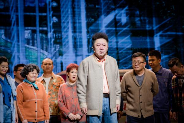 于谦的北京大爷乐翻上海观众，相声剧《依然美丽》有烟火气
