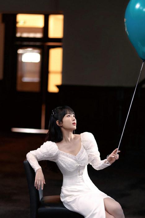 杨紫身穿白色泡泡袖长裙亮相 齐刘海造型甜美俏皮