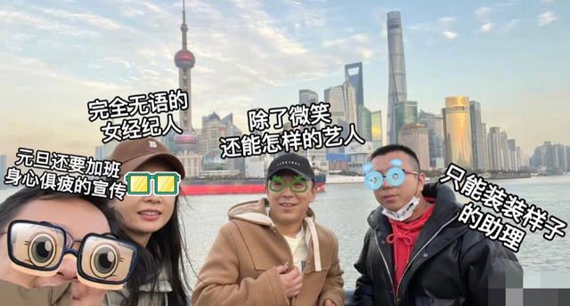 黄渤工作被偶遇，发福双下巴明显，一身西装好帅气远看腿好细长