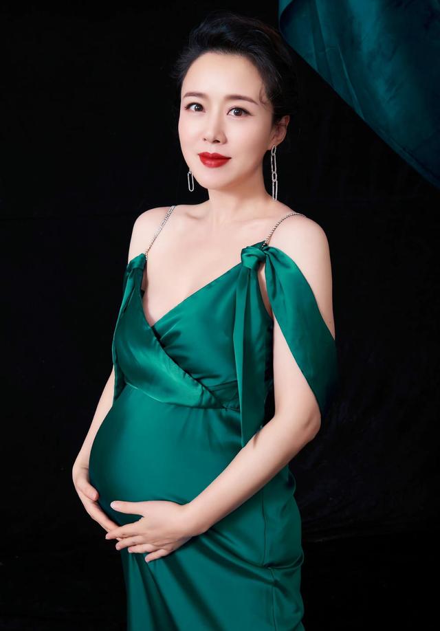 颜丹晨晒孕妇照庆44岁生日，怀胎10月肚大如球，穿吊带裙身材火辣