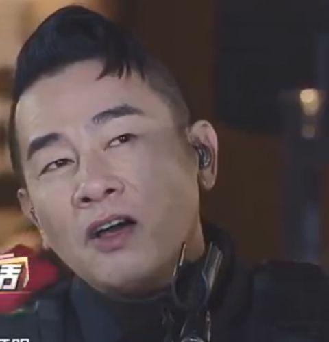 陈小春围观特警求婚的表情太搞笑！网友：简直是磕CP的我本人